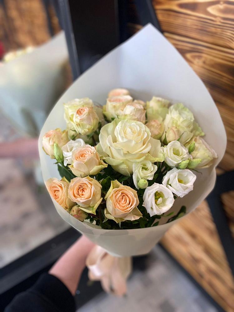 Букет цветов из: Розы и Лизиантусы в Светлом