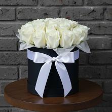 Цветочная композиция из Розы в шляпной коробке в Светлом