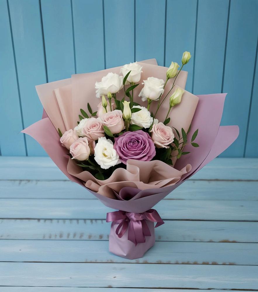 Букет цветов из: Розы и Лизиантусы в Светлом