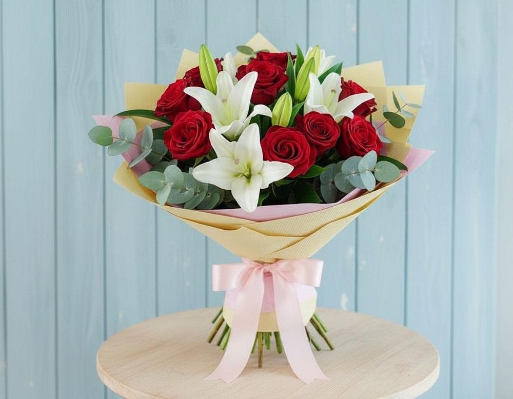 Букет цветов из: Лилии и Розы в Светлом